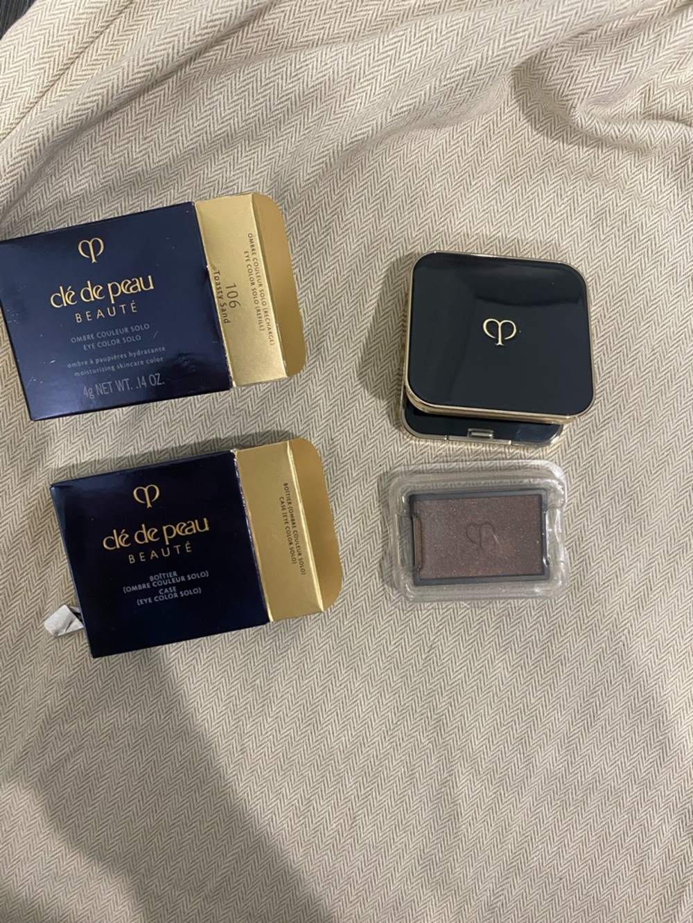 Clé de Peau Beauté Single Eye Shadow — Shimmery Taupe